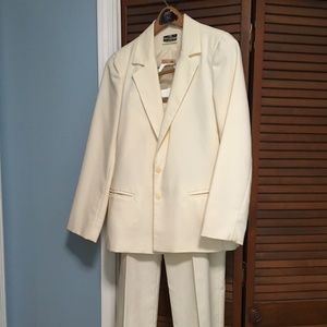 Women’s pants suit